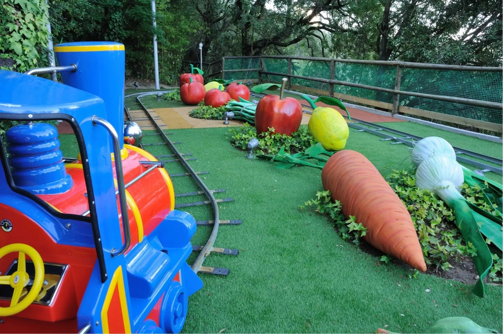 Atracció "Txu-txu-tren" al Tibidabo. Varis Arquitectes.