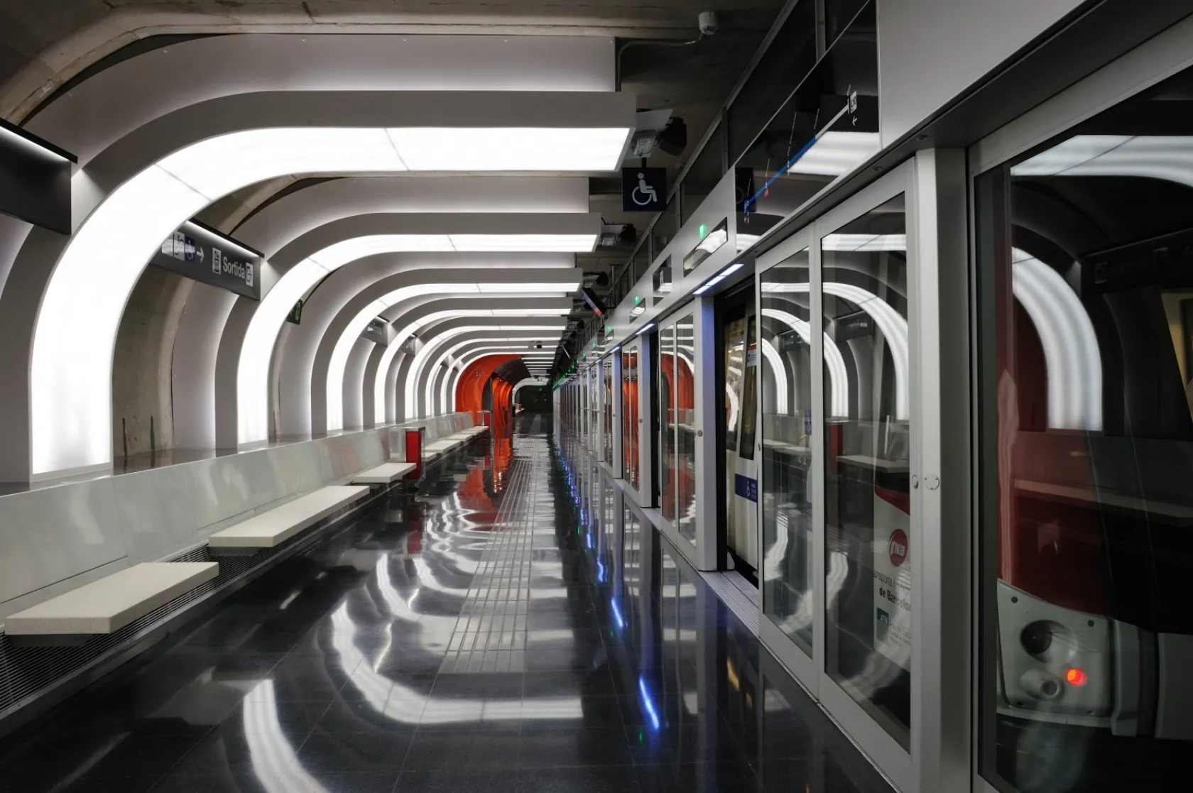 Estació de Metro Foneria L10 sud. Varis Arquitectes