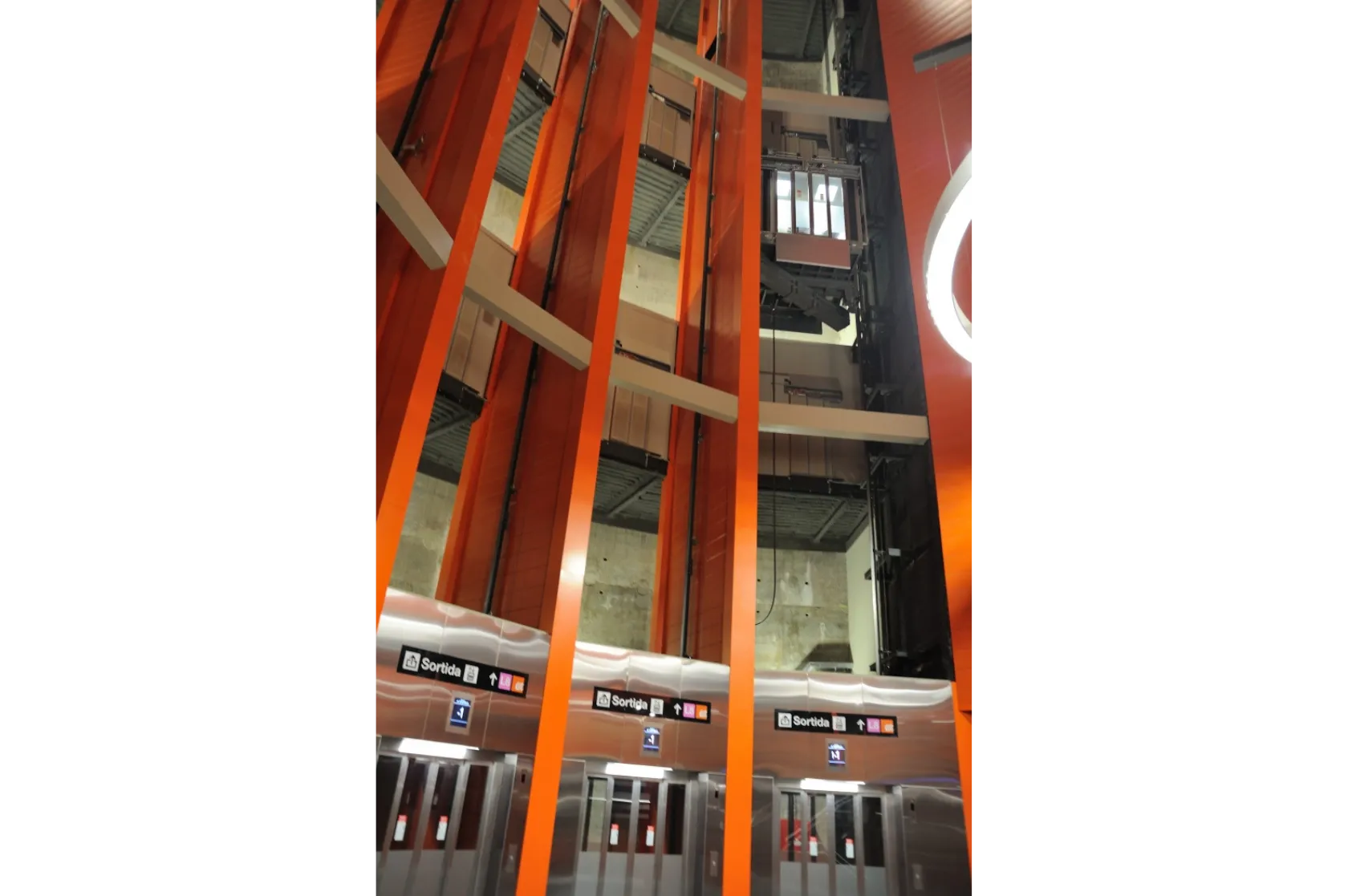 Estació de Metro ILDEFONS CERDÀ L10 sud Interiorisme. Varis Arquitectes