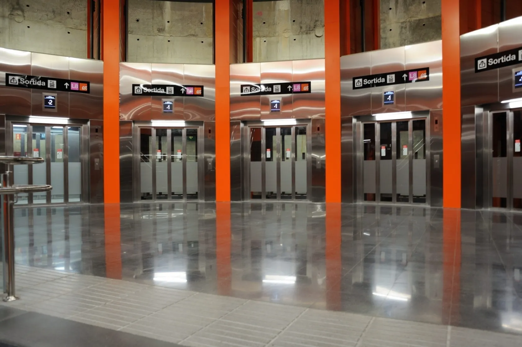 Estació de Metro ILDEFONS CERDÀ L10 sud Interiorisme. Varis Arquitectes