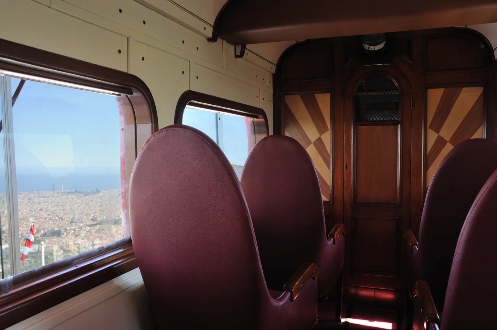 L' Avió del Tibidabo. Varis Arquitectes