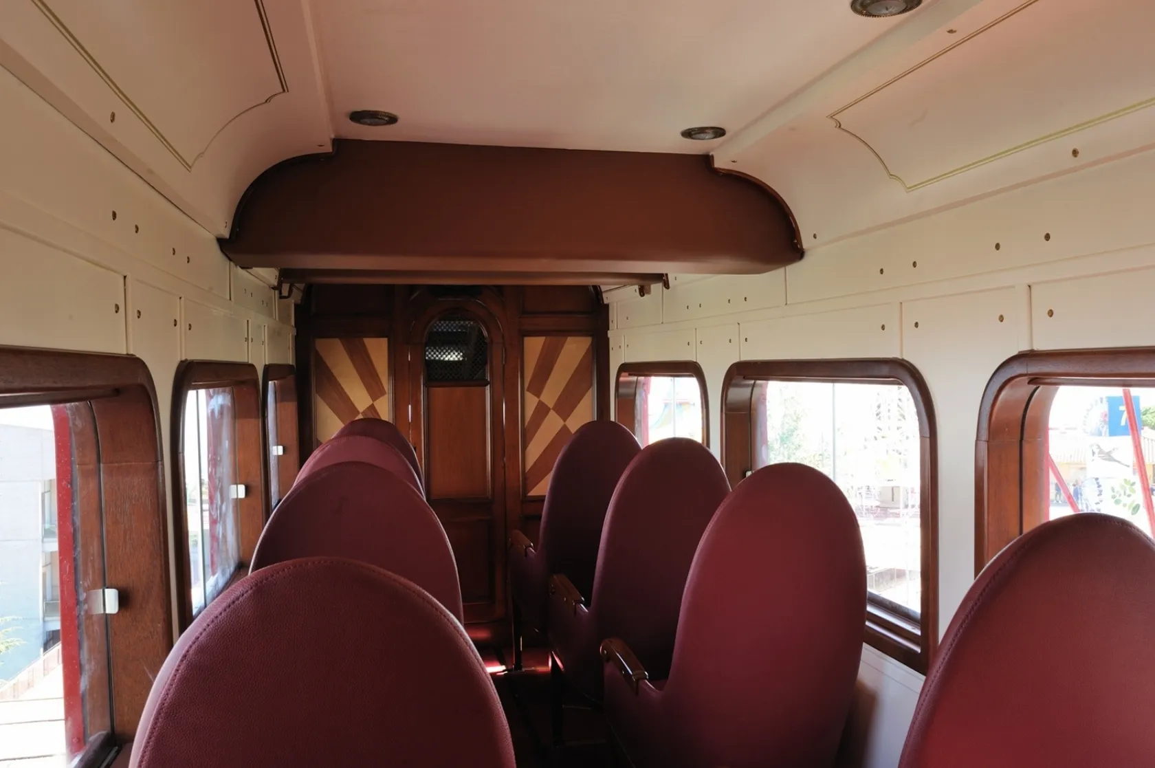 L' Avió del Tibidabo. Varis Arquitectes