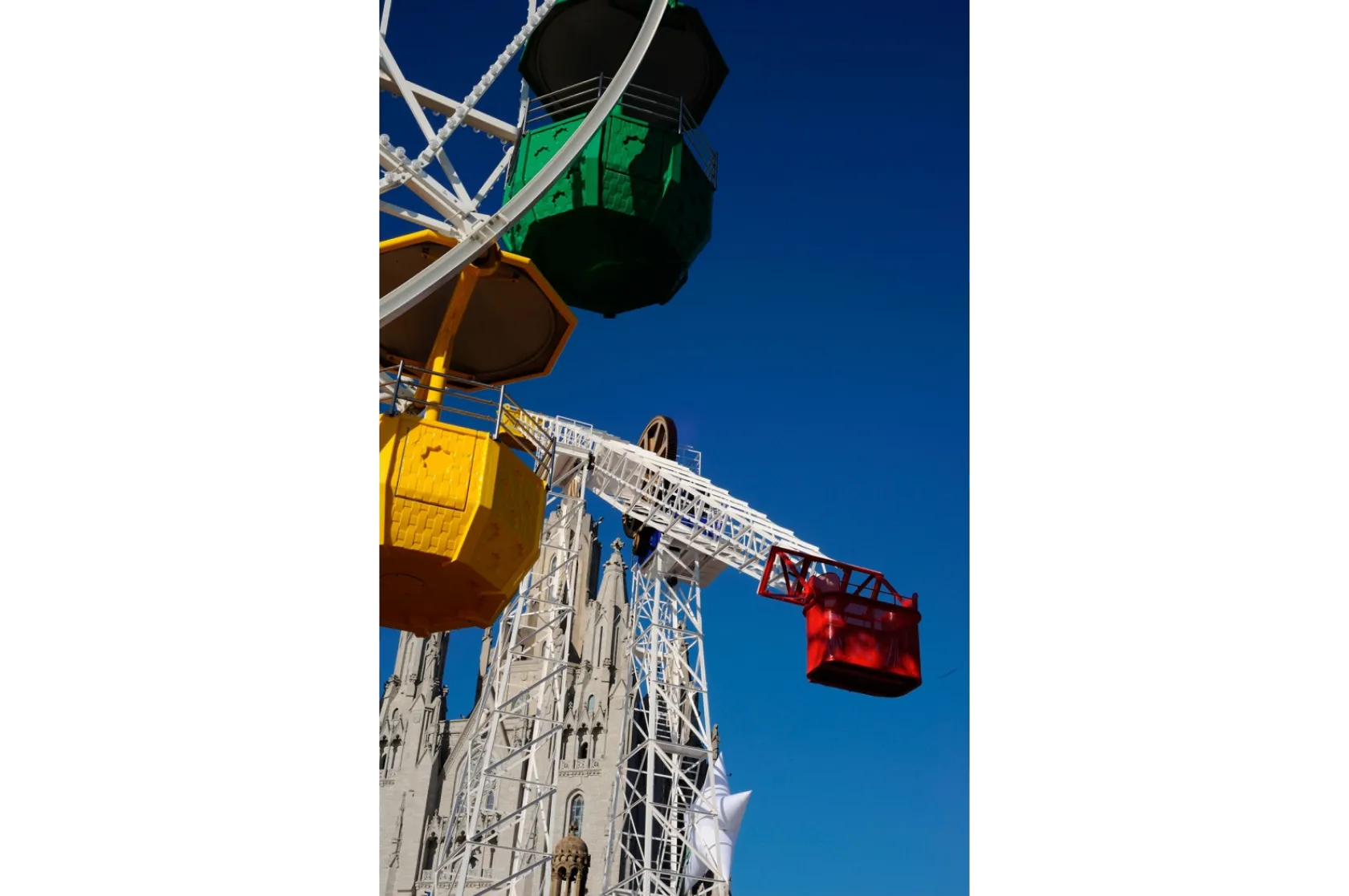 Nòria i Plaça d'accés al Tibidabo. Varis Arquitectes